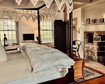 Romantic, Historic 1750 Early Colonial House near Casinos, Spa, Mystic and more! - Jewett City - Bedroom