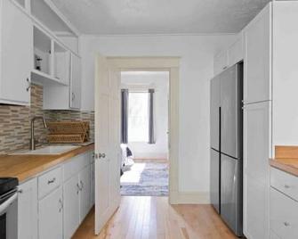 New Renovation: parking & yard, hill section!\n\n - Burlington - Cocina