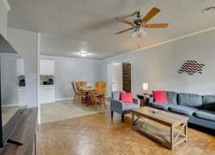 Family Vacation Rental Home Near Mississippi River - Osceola - Living room