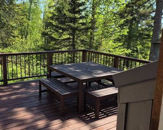 Lutsen Little Bear Lodge - Secluded Lutsen Mountain cabin with Superior view - Lutsen - Balkón