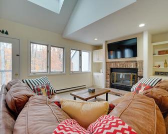 Sunny Stratton Townhome about 1 Mi to Skiing! - Stratton - Living room