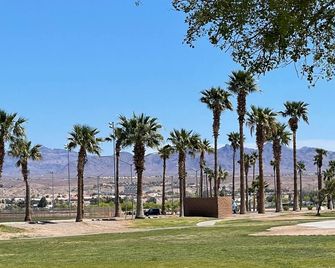 Cozy Desert home, Stunning Views, Peaceful Vibes Near Laughlin - Bullhead City - Outdoors view