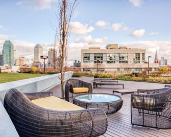 Amazing LIC 1BR w/ Doorman, Pool & Gym, nr River, by Blueground - Queens - Balcón