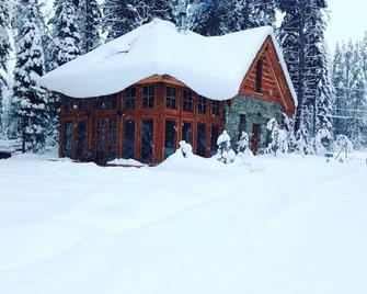 Stone Gatehouse in Mt. Robson Park Near Jasper Nat. Park, Ab - Mount Robson - Edificio