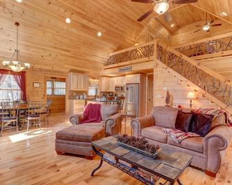 Hot-Tub 6 seater, Fire-Pit, Master King Bed, Wineries, PickleBall, Resort Amenities - Ellijay - Living room