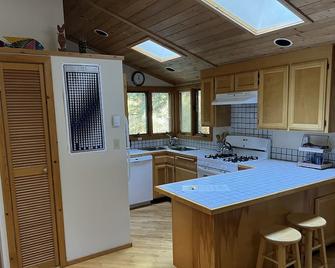Quiet Cottage Ten Minutes from Mendocino and the Beach - Mendocino - Kitchen