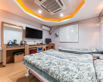 Seosan (Daesan) Green Hotel - Seosan - Bedroom