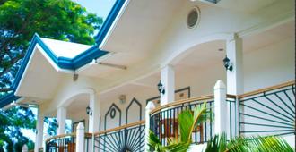 Villa Paraiso Resort & Apartelle - Mambajao - Bedroom