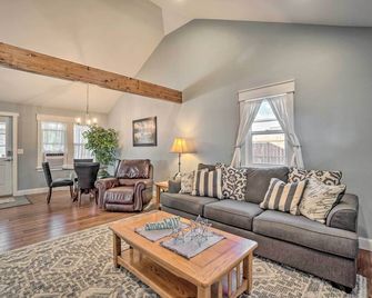 Charming Cheyenne Home about 1 Mi to Downtown! - Cheyenne - Living room