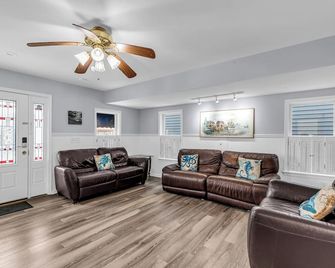 Amazing Beach Property Awaits You - Seaside Heights - Living room