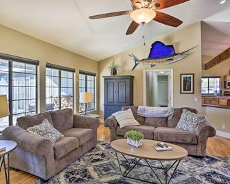 Updated Cottonwood Home w/ Patio & Fire Pit! - Cottonwood - Living room