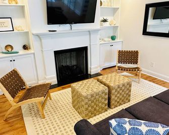 The Scallop Shack N. Cape May - Walk to CM Winery! - Cape May - Living room