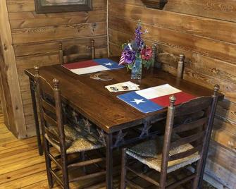 Country Accents - Lee Cabin - Pipe Creek - Comedor