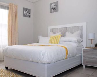 Contemporary Spacious & Comfortable Apartment - Pretoria - Schlafzimmer