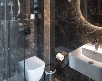 The Old School Boutique Hotel - Syrrako - Bathroom