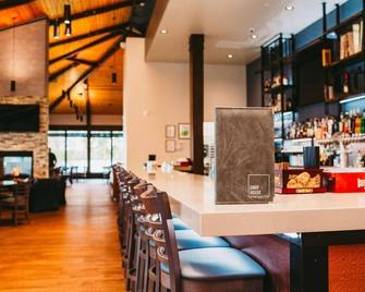 Picturesque Lake Views: Endless Views W/ Modern Rooms - Wasilla - Bar