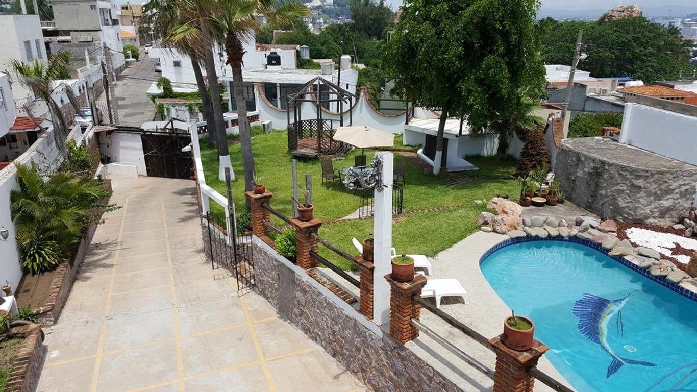 Hill House Mazatlan - Bed & Breakfast