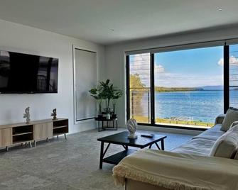 The Black Swan Lakehouse - waterfront pool - Swansea - Living room