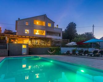 House Mirabelle With Pool - Nerezine - Piscina