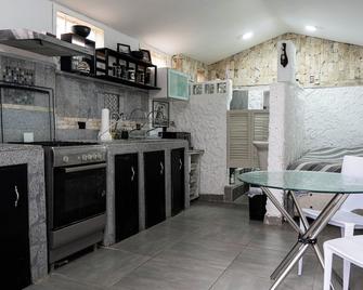 Beach Cabin Getaway - Lima - Kitchen