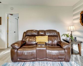 Unique Dog-Friendly Log Cabin Short Walk to Ocean - Crescent City - Living room