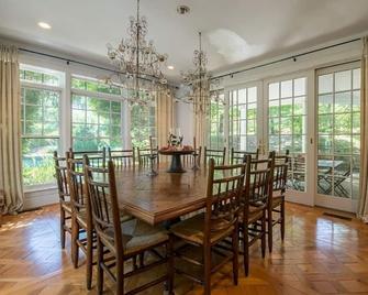 Prestigious Monomoy Mansion with Heated Pool and Provence Flair - Nantucket - Salle à manger