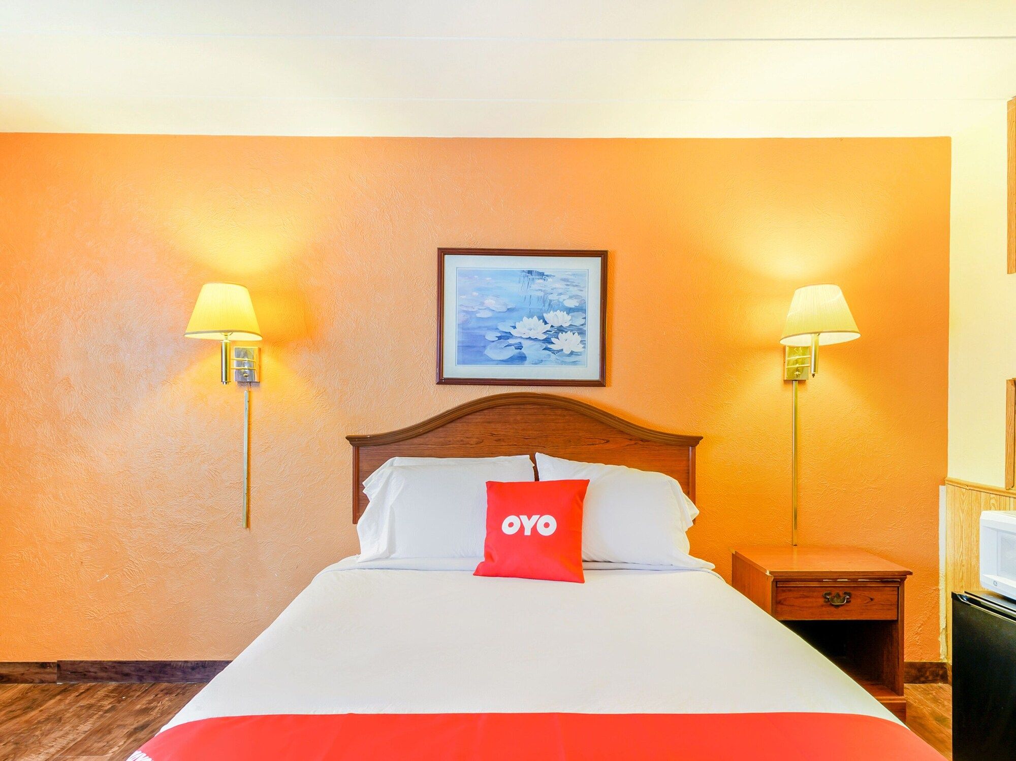 Bedroom view of OYO Hotel Downtown Peoria I-74