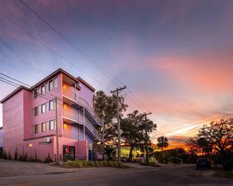 Boutique Vera Hotel in the Heart of Folly Beach - Folly Beach - Gebäude