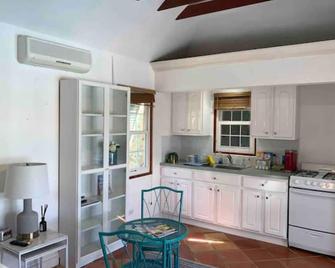 Private studio cottage with pool near beaches - Southampton - Kitchen