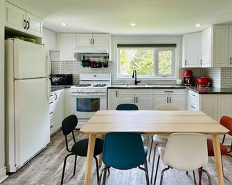 Grey Cottage in Port - Port Stanley - Kitchen