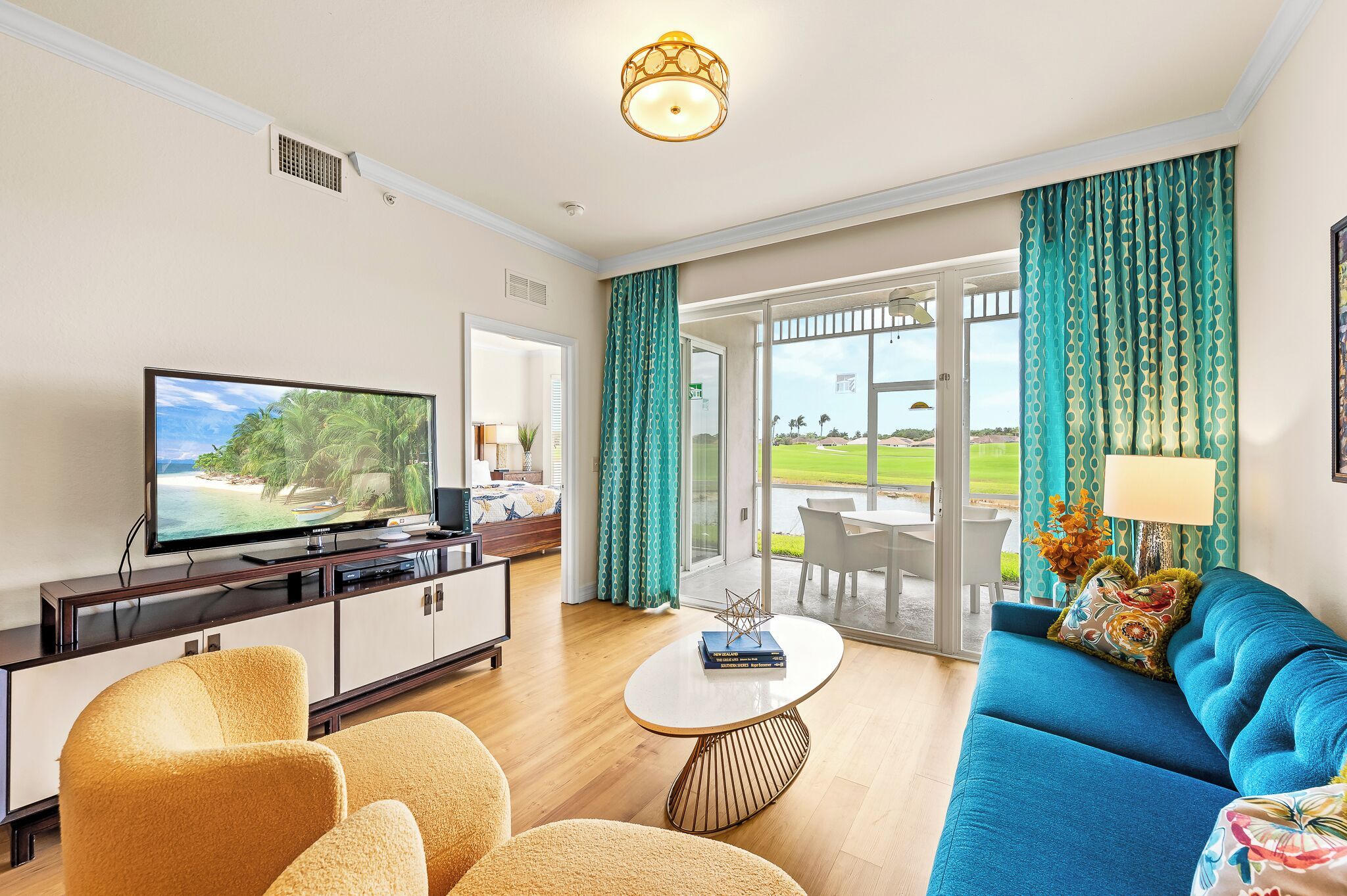 Catina Vacation Rental: Bright 2-BR Condo with Lake Views. Located in Lely Resort with Pool, Hot Tub, and Golf Access. Ideal for Golfers and Beachgoers, Minutes from Naples and Marco Island - Naples - Salon