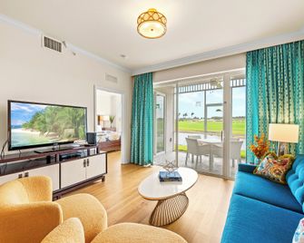 Catina Vacation Rental: Bright 2-BR Condo with Lake Views. Located in Lely Resort with Pool, Hot Tub, and Golf Access. Ideal for Golfers and Beachgoers, Minutes from Naples and Marco Island - Naples - Vardagsrum