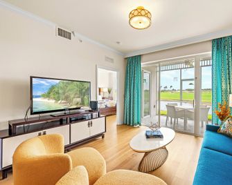 Catina Vacation Rental: Bright 2-BR Condo with Lake Views. Located in Lely Resort with Pool, Hot Tub, and Golf Access. Ideal for Golfers and Beachgoers, Minutes from Naples and Marco Island - Naples - Salon