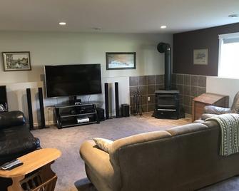 Enjoy Country Living - Lethbridge - Living room