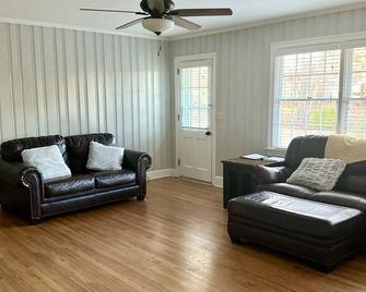 Downtown Clayton Spacious 4 Bedroom Retreat - Clayton
