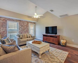 Downtown Loft - Above Bull & Barrel & Close to Georgia Southern - Statesboro - Living room