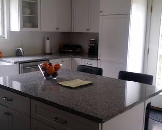 Luxury Apt Sugar Loaf, Near Legoland, Breweries & Wineries - Chester - Kitchen