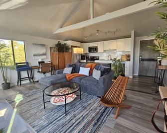 The Ultimate Pairing: Unmatched Comfort & Breathtaking City Views! - Glendale - Living room