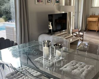 Lovely house in the Aix countryside. A haven of peace surrounded by greenery - Saint-Marc-Jaumegarde - Comedor