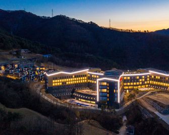 Ramada Hotel & Suites by Wyndham Gangwon Pyeongchang - Pyeongchang - Building