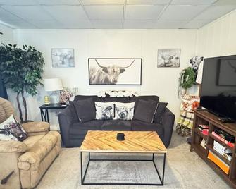 2-bedroom cottage in beautiful near Skyline Drive, Massanutten & Charlottesville - Stanardsville - Living room