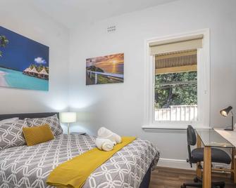 King & Queen Bed - Apartment on Summer Near Cook Park - Orange - Bedroom