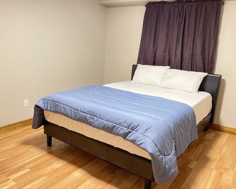 Cozy comfort lower level unit - Windsor - Bedroom