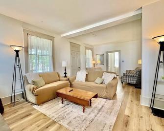 Walking Distance to Ashland University Football, Track, and Campus Facilities! - Ashland - Living room