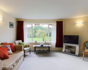 Truro apartment in a stunning quiet location - Truro - Living room