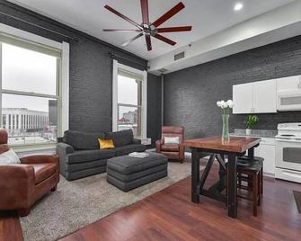Luxury Top Floor Condo With a View - Cleveland - Living room