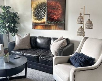 Cozy 2-bedroom apartment with WiFi & a short walk to SCSU hockey Arena! - St. Cloud - Sala de estar