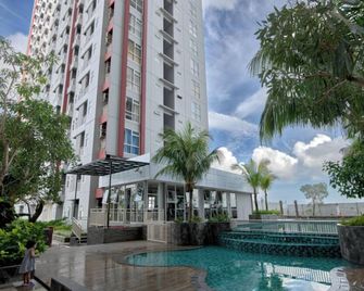 Luxurious 1BR at Vida View Makassar Apartment - Makassar
