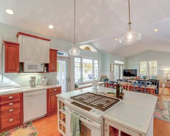 Cottage With Private Beach And Fire Pit - Manistee - Kitchen