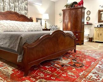 Lubbock Room in Red Oak Lodge @ Towering Oaks b&b - Valley View - Habitación